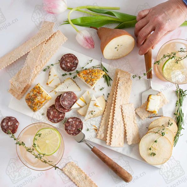 奶酪之家 朱莉安娜香草鲜花奶酪（Capriole Julianna Goat's Cheese Dusted with Herbs & Wildflowers）拼盘图
