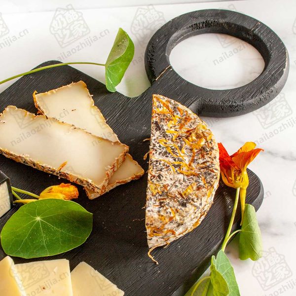奶酪之家 朱莉安娜香草鲜花奶酪（Capriole Julianna Goat's Cheese Dusted with Herbs & Wildflowers）切片图