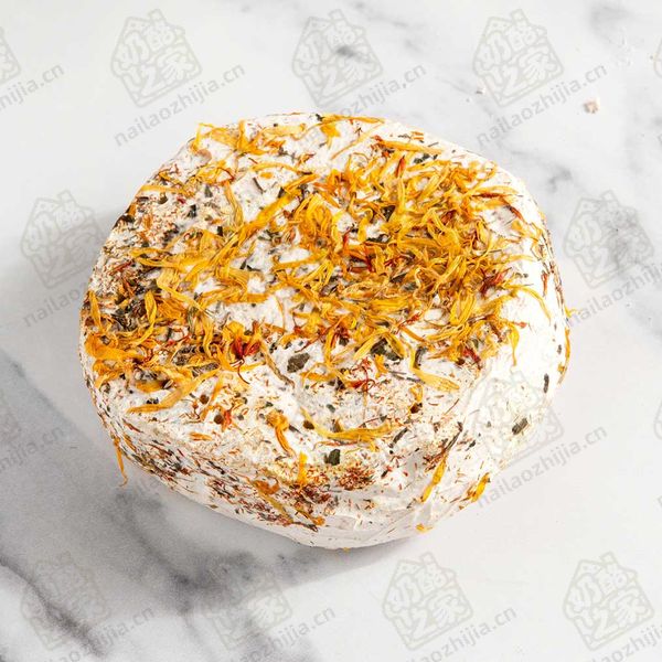 奶酪之家 朱莉安娜香草鲜花奶酪(Capriole Julianna Goat's Cheese Dusted with Herbs & Wildflowers)整体图