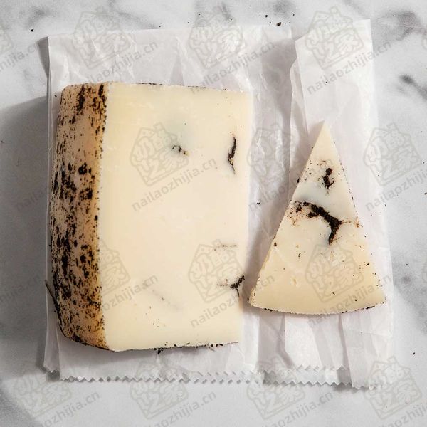 奶酪之家 松露小子山羊奶酪（The Truffle Kid Goat's Milk Cheese）切片图